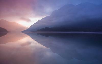 紫色美丽的湖泊和山峰PPT背景图片