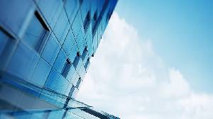 藍天白雲下的辦公大樓PPT背景圖片