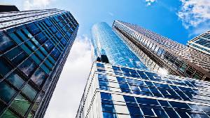 藍天白雲下的現代商業建築PPT背景圖片