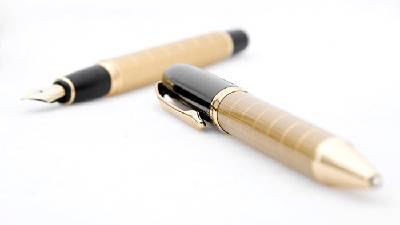 两只金色钢笔PPT背景图片