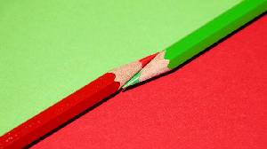 簡潔紅綠鉛筆PPT背景圖片